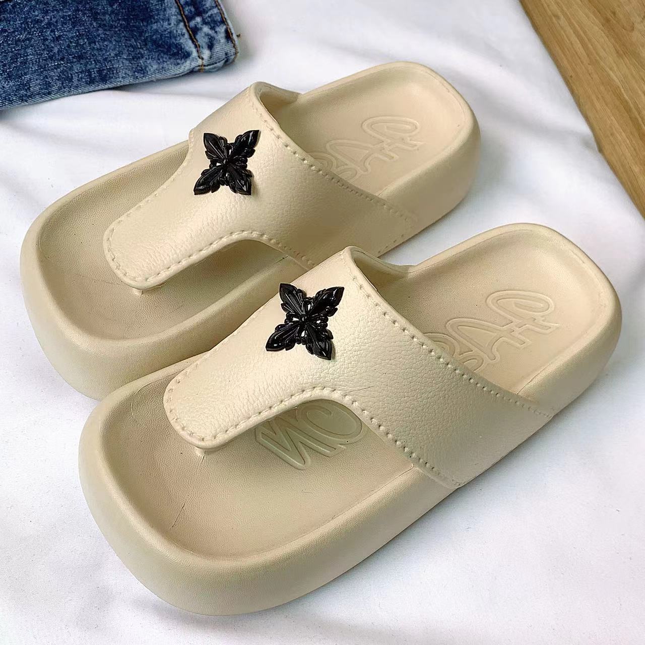 Damen Bequeme und stilvolle Sandalen mit breitem Riemen und dekorativem Akzent Fudus