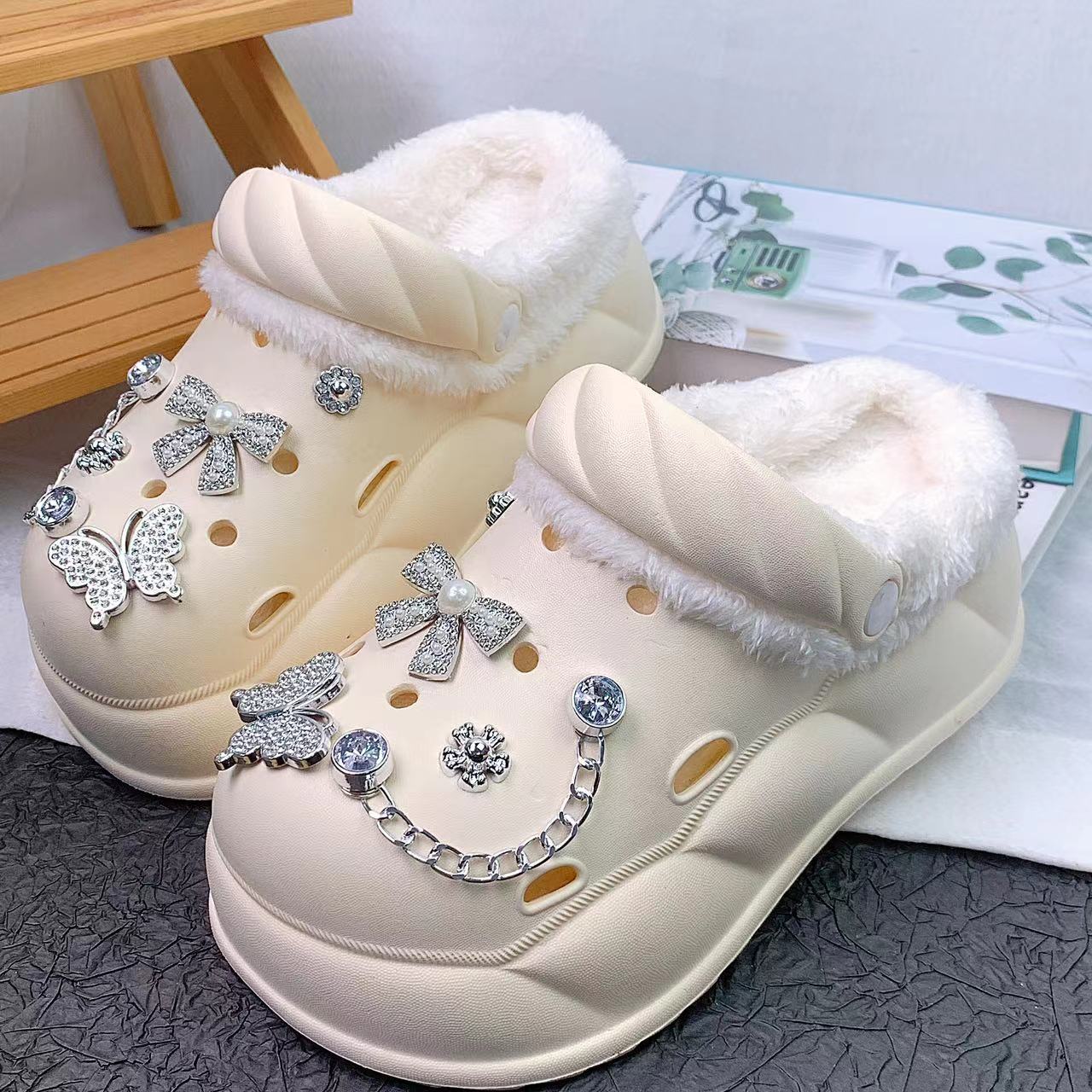 Damen Elegante und bequeme Hausschuhe mit dekorativem Schmuck Fudus