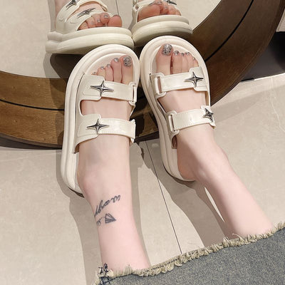 Damen Modische Plattform-Pantoletten mit verstellbaren Riemen und stylischen Sternenapplikationen Fudus