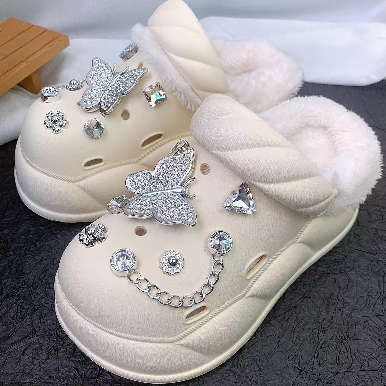 Damen Komfortable und luxuriöse Clogs mit glamourösem Schmuckdetail und weichem Futter Fudus