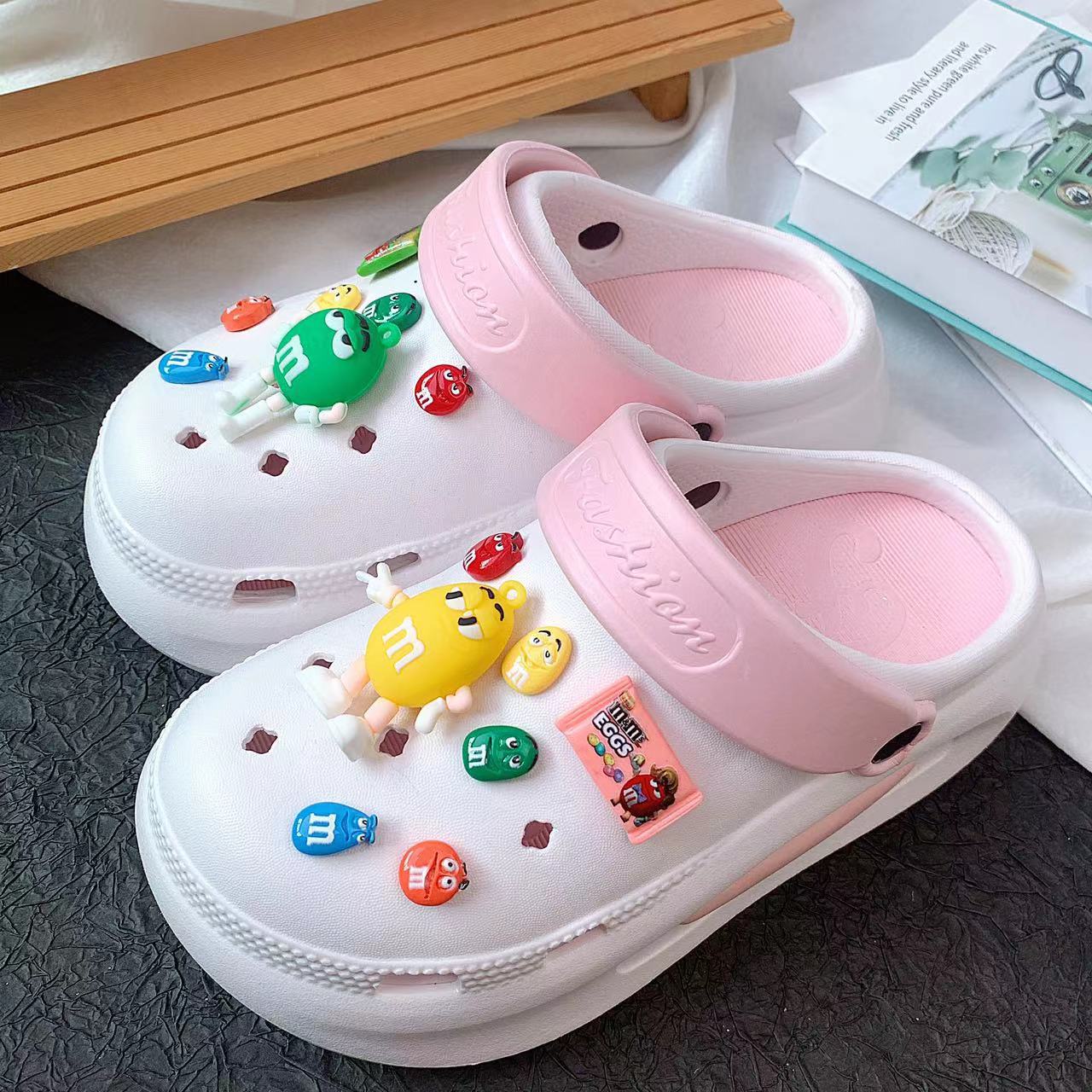 Damen Spaßige und kreative Clogs mit bunten Accessoires Fudus