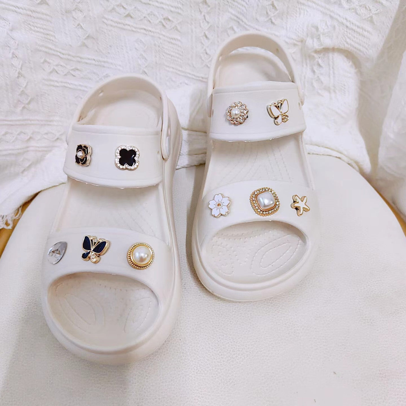 Damen Sandalen mit dekorativen Applikationen Fudus