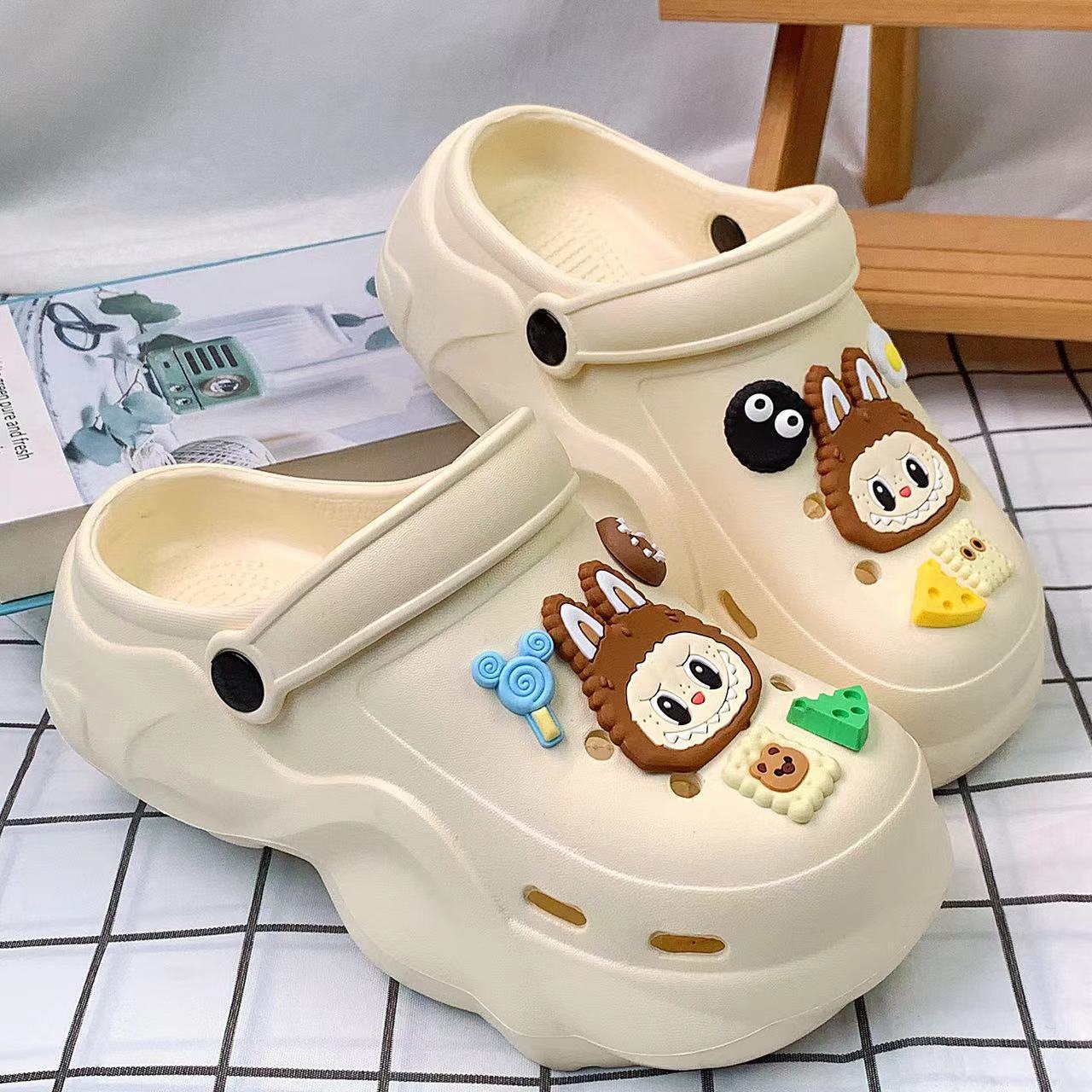 Damen Clogs mit verspielten 3D-Accessoires Fudus