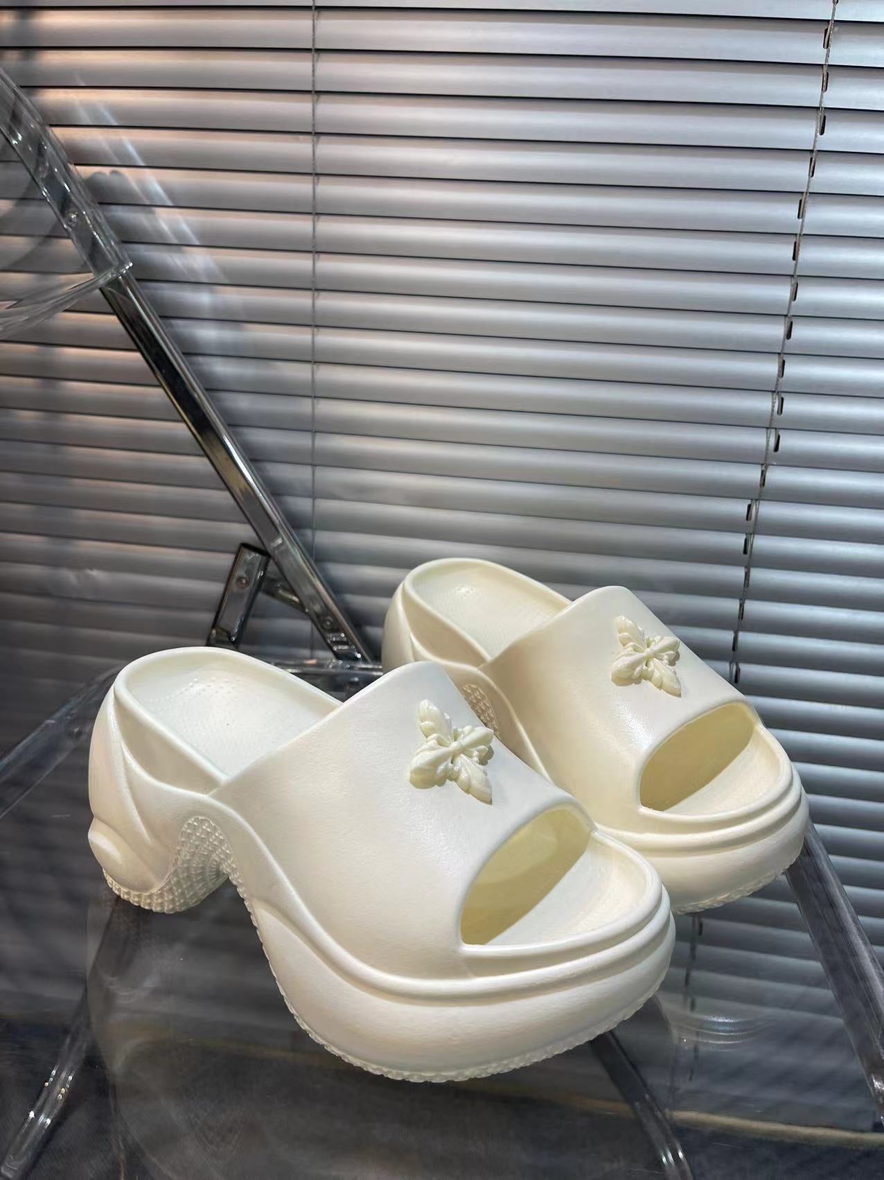 Damen Komfortable Slipper mit verspieltem Schmetterlingsdesign Fudus