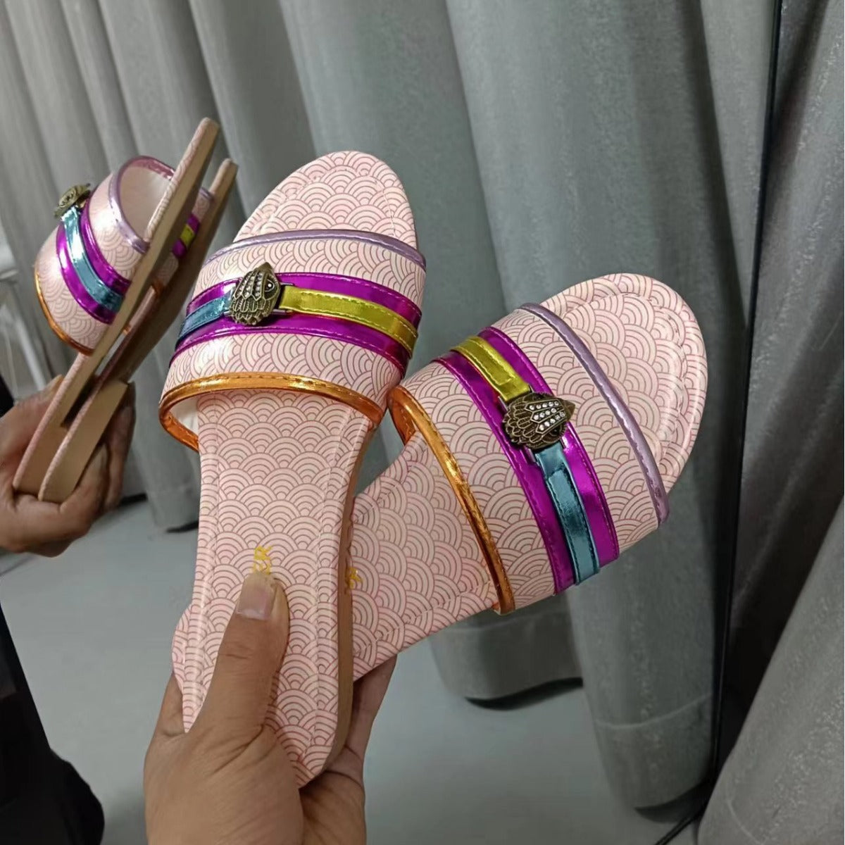Damen modische transparente Pantoletten mit bunten Riemen und dekorativem Detail Fudus