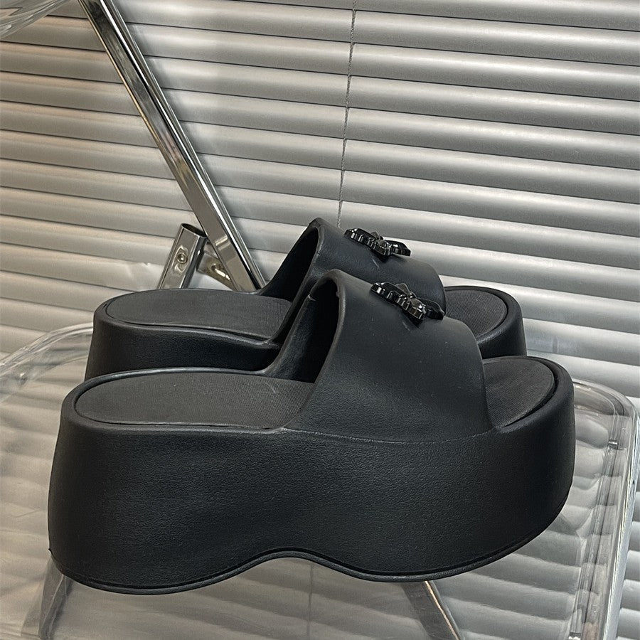 Damen Komfortable und stylische Pantoletten mit eleganter Floral-Applikation Fudus