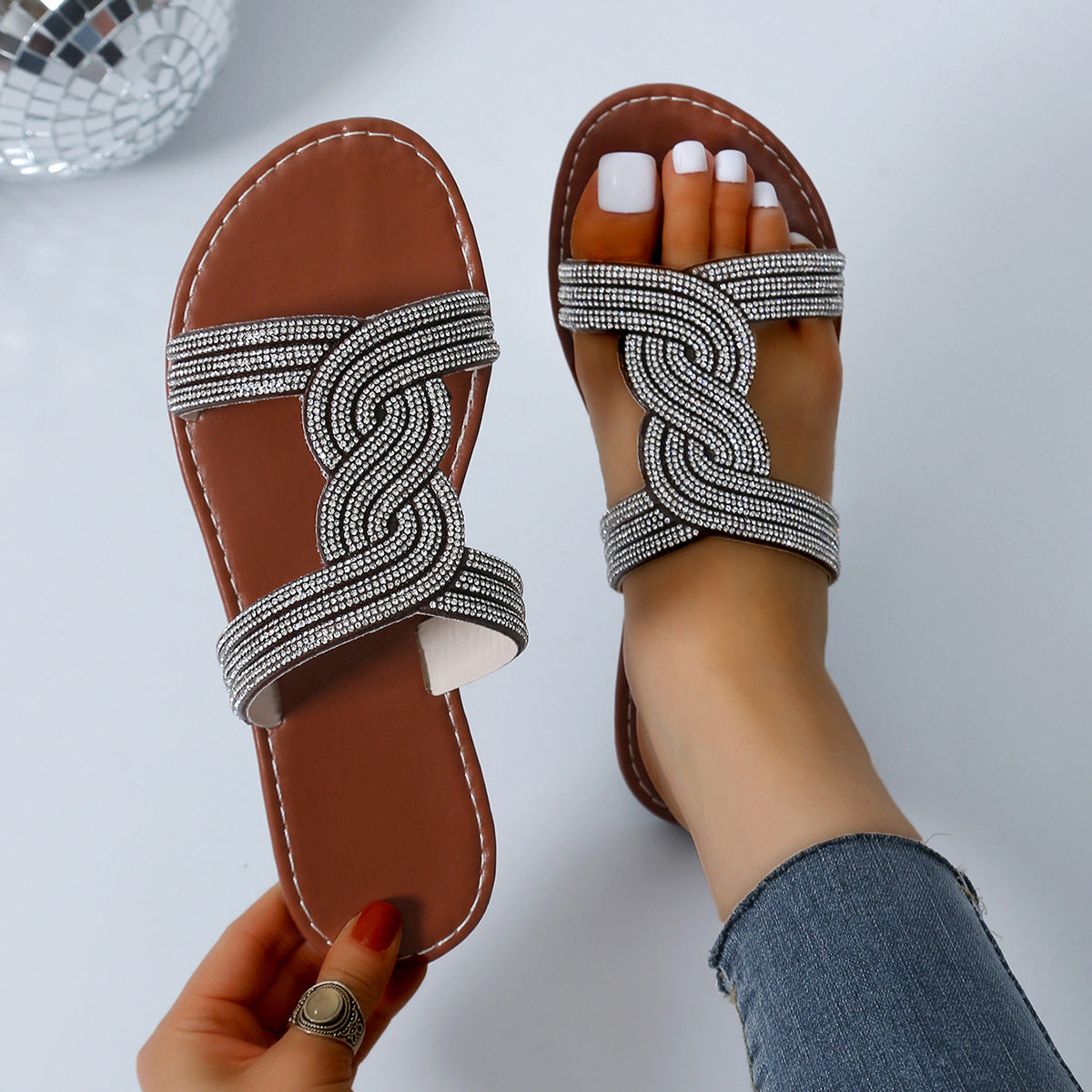 Damen Glamouröse Slipper mit schimmernden Akzenten und verstellbaren Riemen Fudus