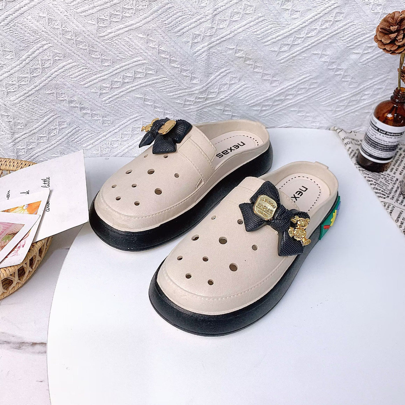 Damen modische Clogs mit elegantem Schleifen-Akzent und rutschfester Sohle Fudus