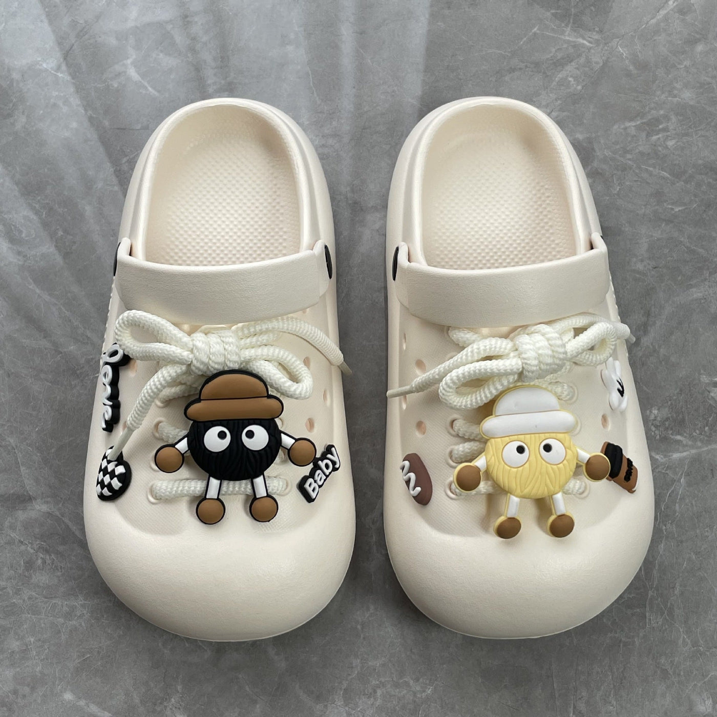 Damen Kreative und verspielte Clogs mit bunten 3D-Accessoires Fudus