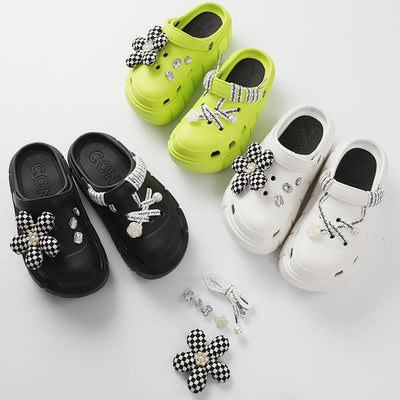 Damen Verspielte Clogs mit dekorativen Blumenapplikationen und verschiedenen Accessoires Fudus