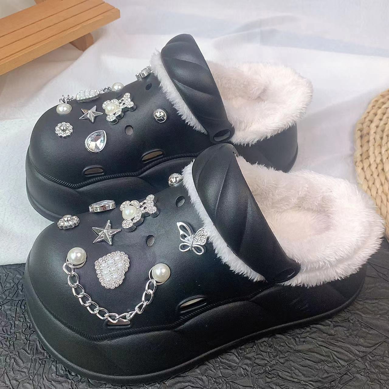 Damen Hausschuhe mit Teddyfutter und Dekor Fudus