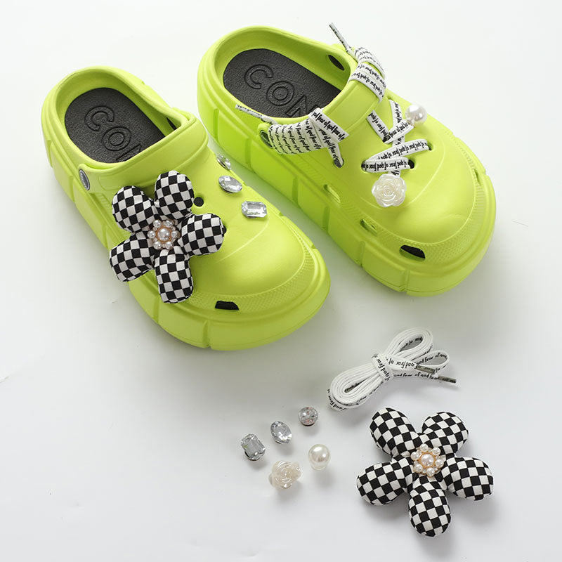 Damen Verspielte Clogs mit dekorativen Blumenapplikationen und verschiedenen Accessoires Fudus