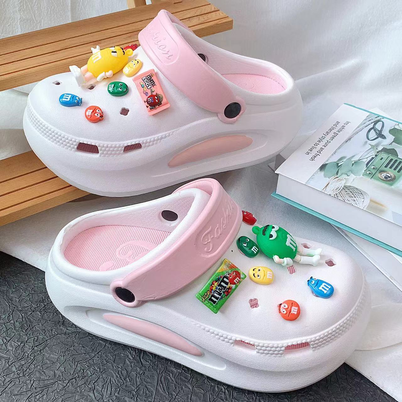 Damen Spaßige und kreative Clogs mit bunten Accessoires Fudus