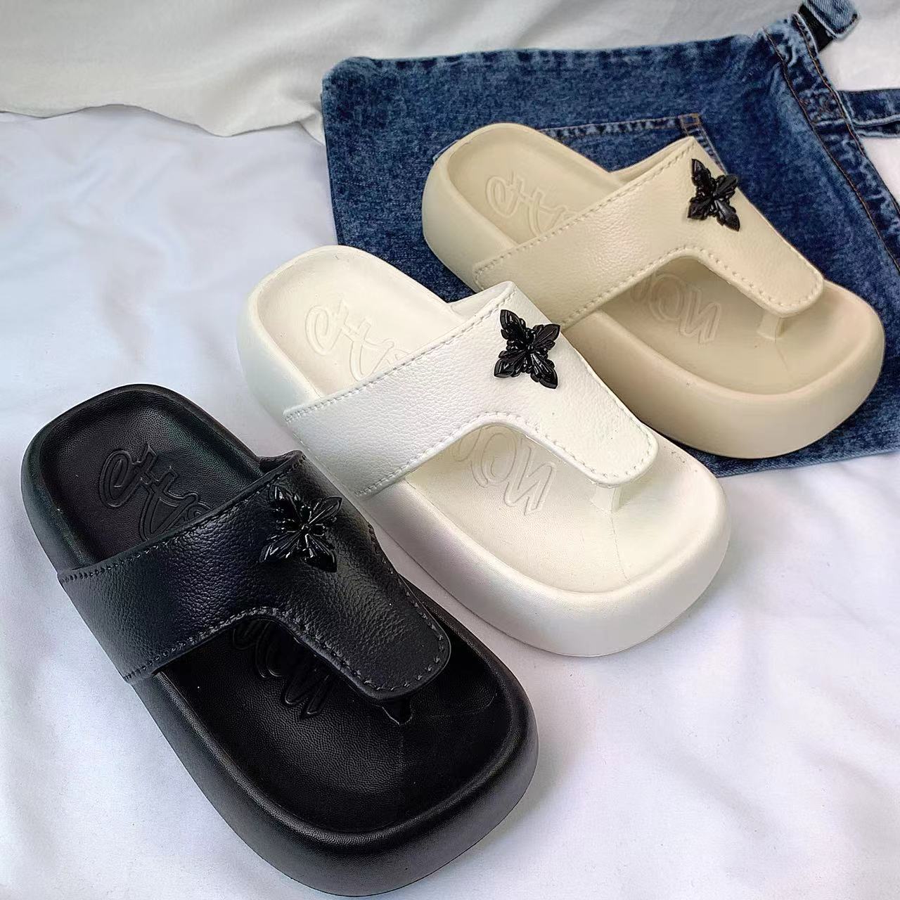 Damen Bequeme und stilvolle Sandalen mit breitem Riemen und dekorativem Akzent Fudus