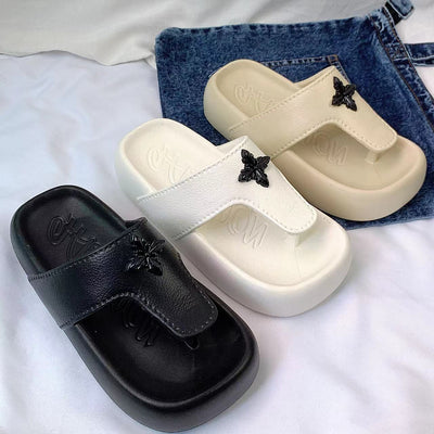 Damen Bequeme und stilvolle Sandalen mit breitem Riemen und dekorativem Akzent Fudus