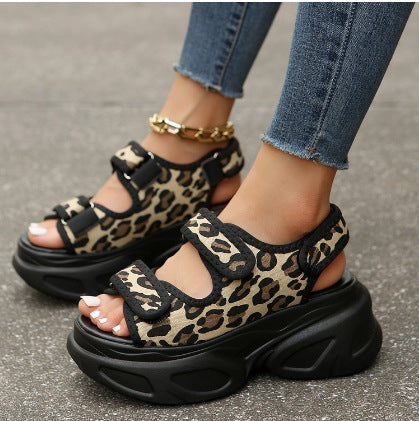 Damen Komfortable Plateau-Sandalen mit verstellbaren Riemen und modischem Tiermuster Fudus