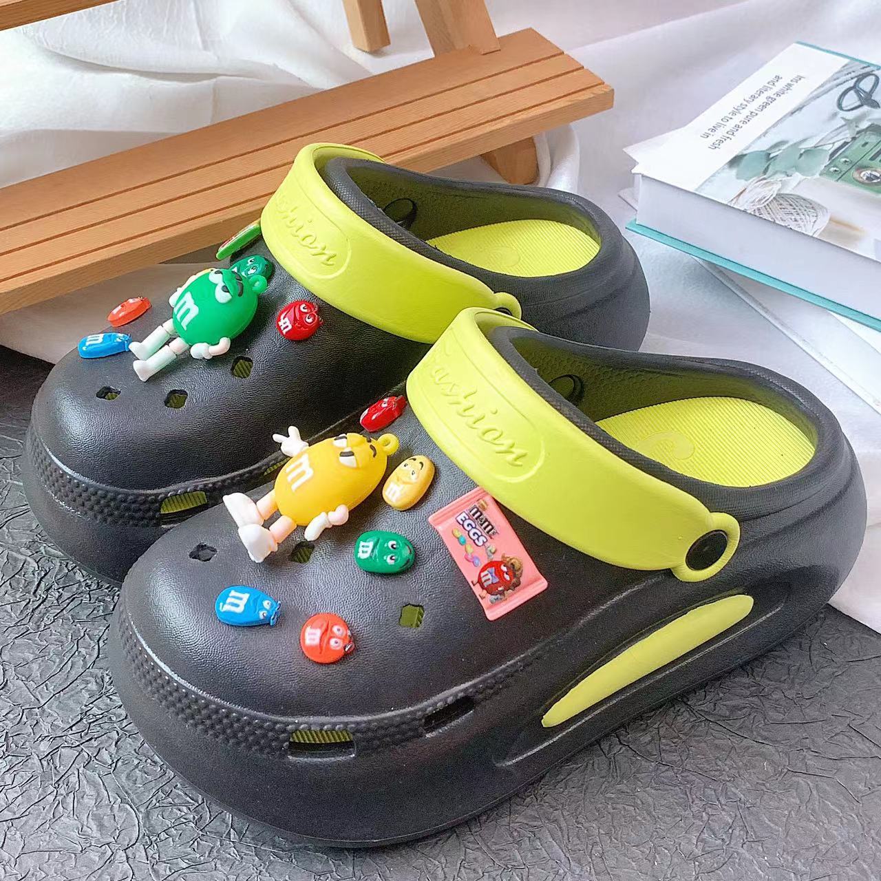 Damen Spaßige und kreative Clogs mit bunten Accessoires Fudus