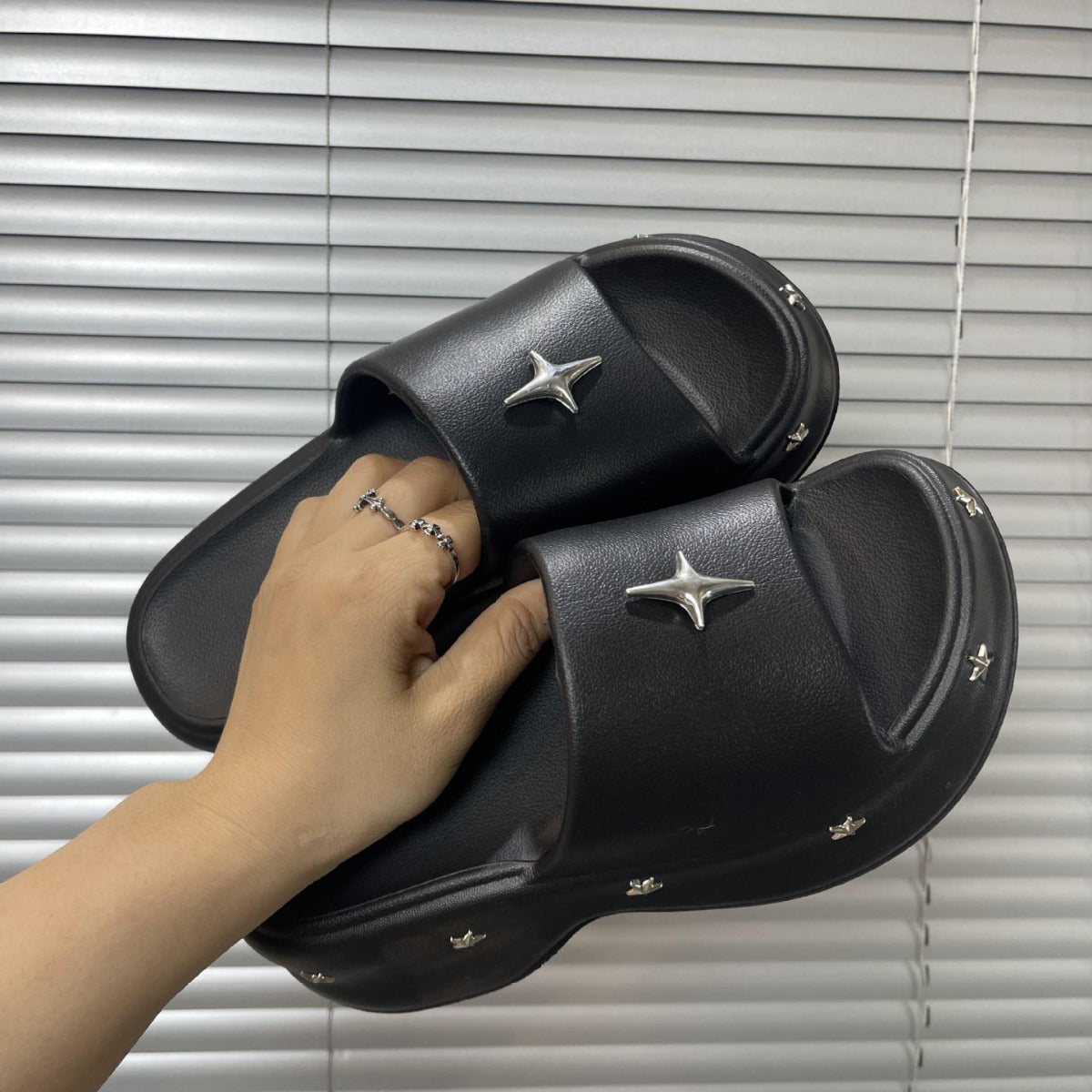 Damen Luxuriöse Slides mit edelem Schmuckdetail Fudus