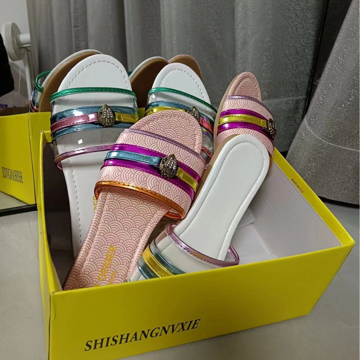 Damen modische transparente Pantoletten mit bunten Riemen und dekorativem Detail Fudus