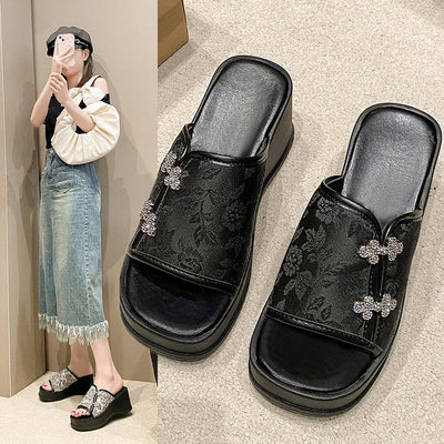 Damen Wedge-Pantoletten mit floralem Muster und funkelnden Schmuckdetails Fudus