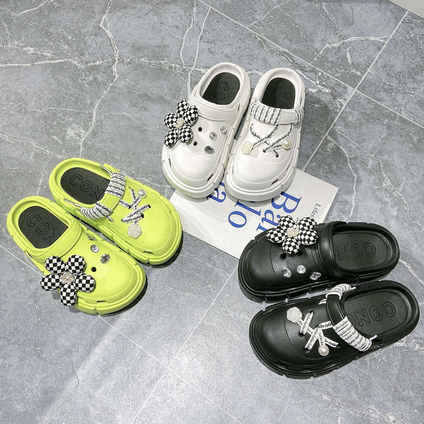 Damen Verspielte Clogs mit dekorativen Blumenapplikationen und verschiedenen Accessoires Fudus