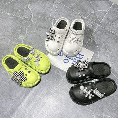 Damen Verspielte Clogs mit dekorativen Blumenapplikationen und verschiedenen Accessoires Fudus