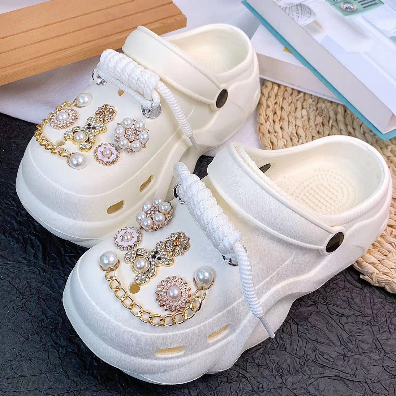 Damen Clogs mit eleganter Schmuckverzierung und komfortablem Fußbett Fudus