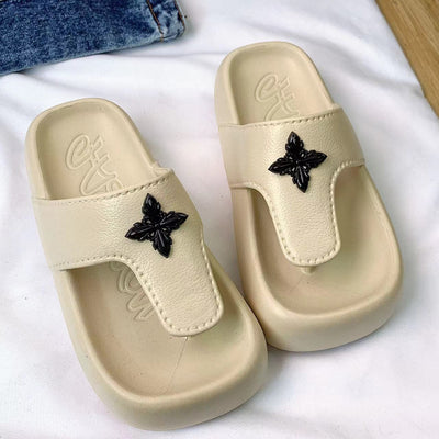 Damen Bequeme und stilvolle Sandalen mit breitem Riemen und dekorativem Akzent Fudus