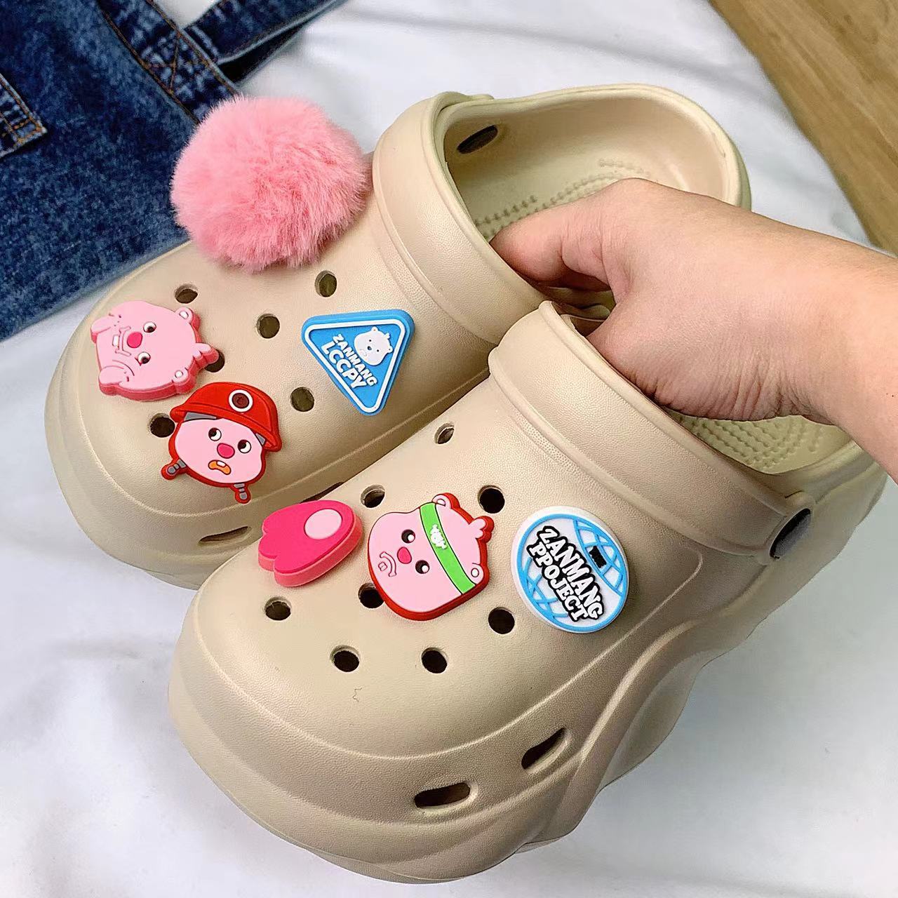 Damen Lustige Clogs mit kreativen 3D-Accessoires und rutschfester Sohle Fudus