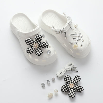 Damen Verspielte Clogs mit dekorativen Blumenapplikationen und verschiedenen Accessoires Fudus