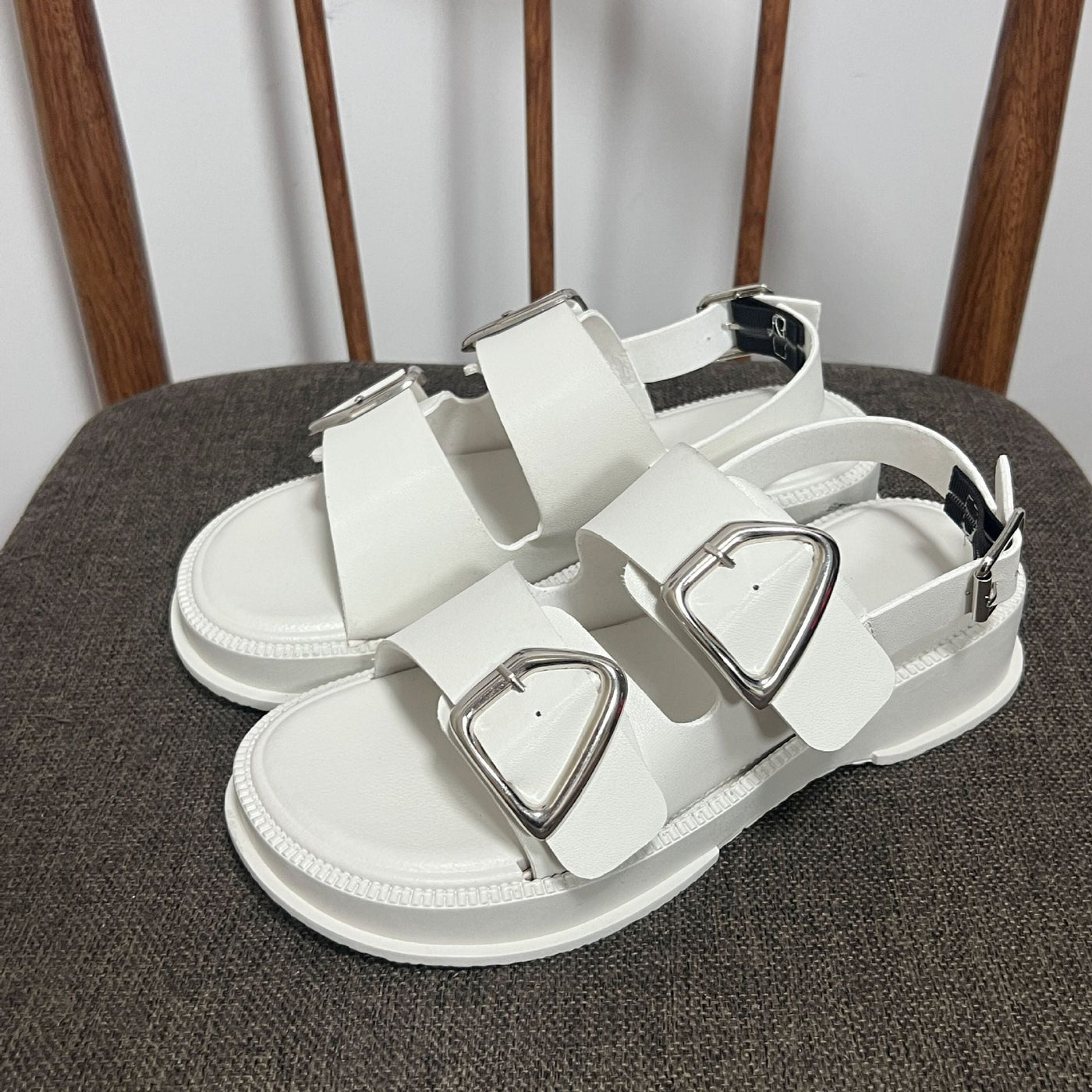 Damen Komfortable Sandalen mit modischen Schnallen und rutschfester Sohle Fudus