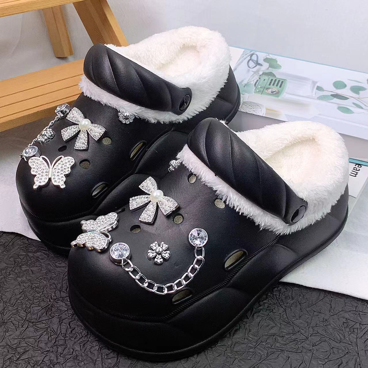 Damen Elegante und bequeme Hausschuhe mit dekorativem Schmuck Fudus