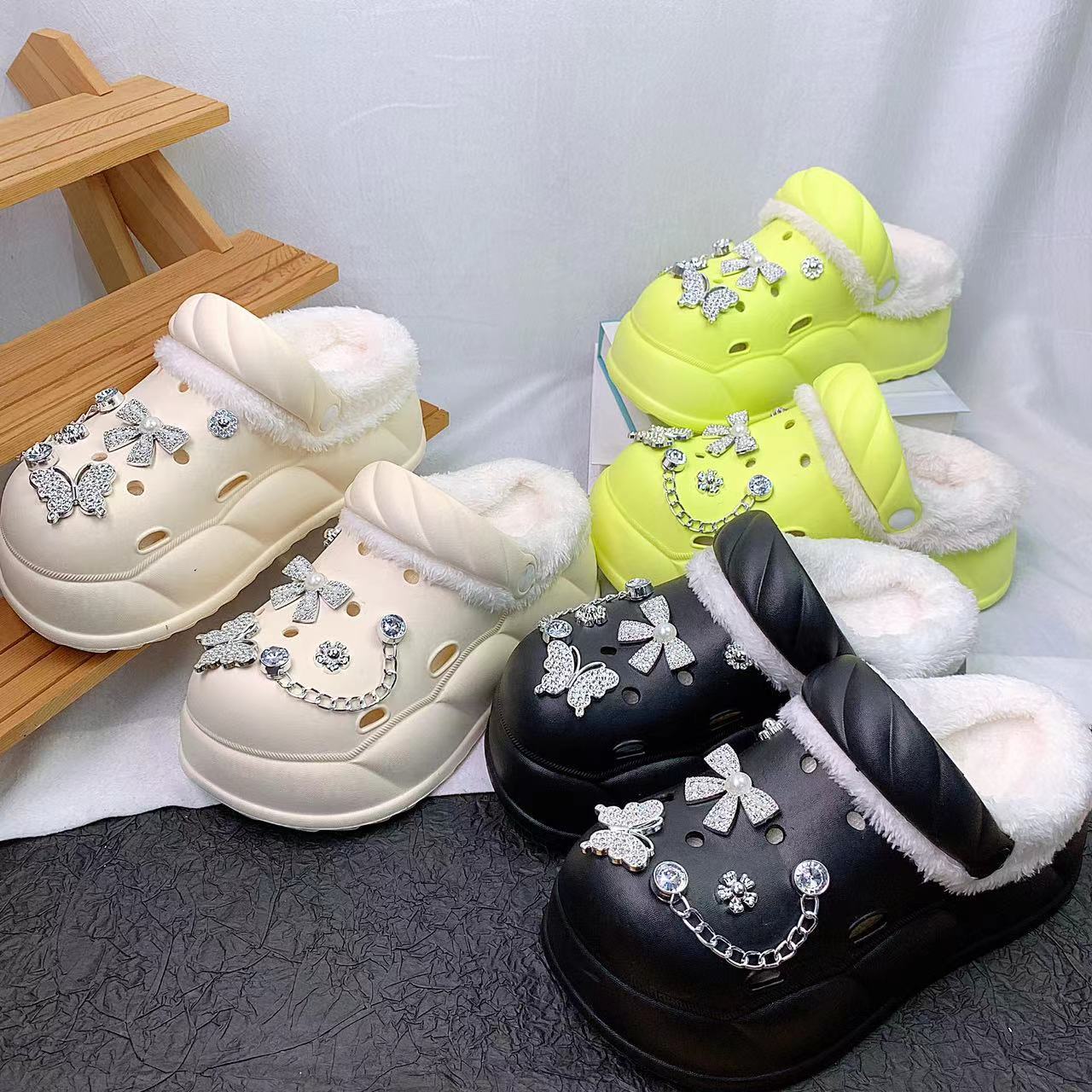 Damen Elegante und bequeme Hausschuhe mit dekorativem Schmuck Fudus