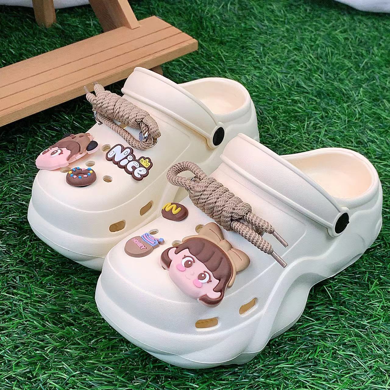 Damen Verspielte Clogs mit 3D-Motiv und modischer Schnürung Fudus