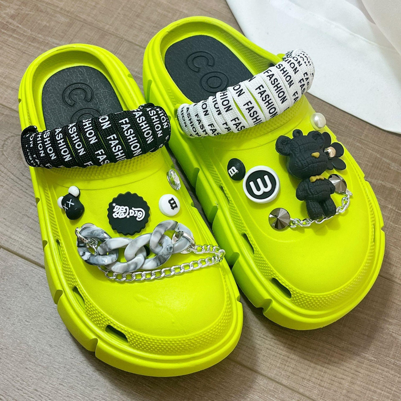 Damen trendige und modische Clogs mit einzigartigem Dekor Fudus