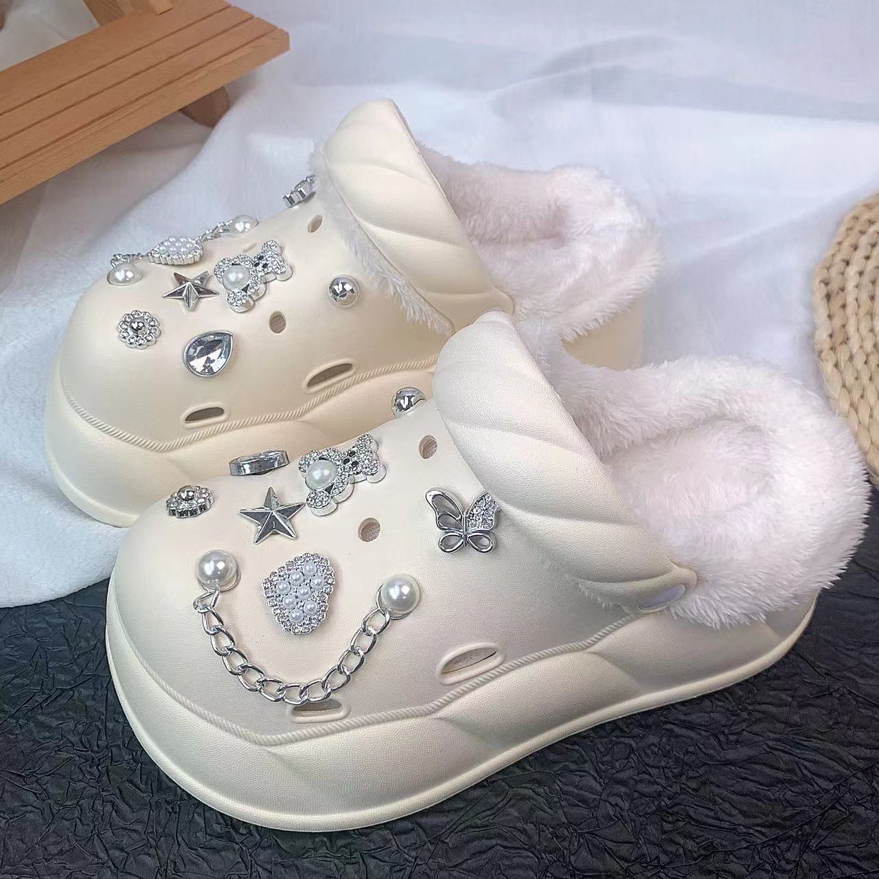 Damen Hausschuhe mit Teddyfutter und Dekor Fudus