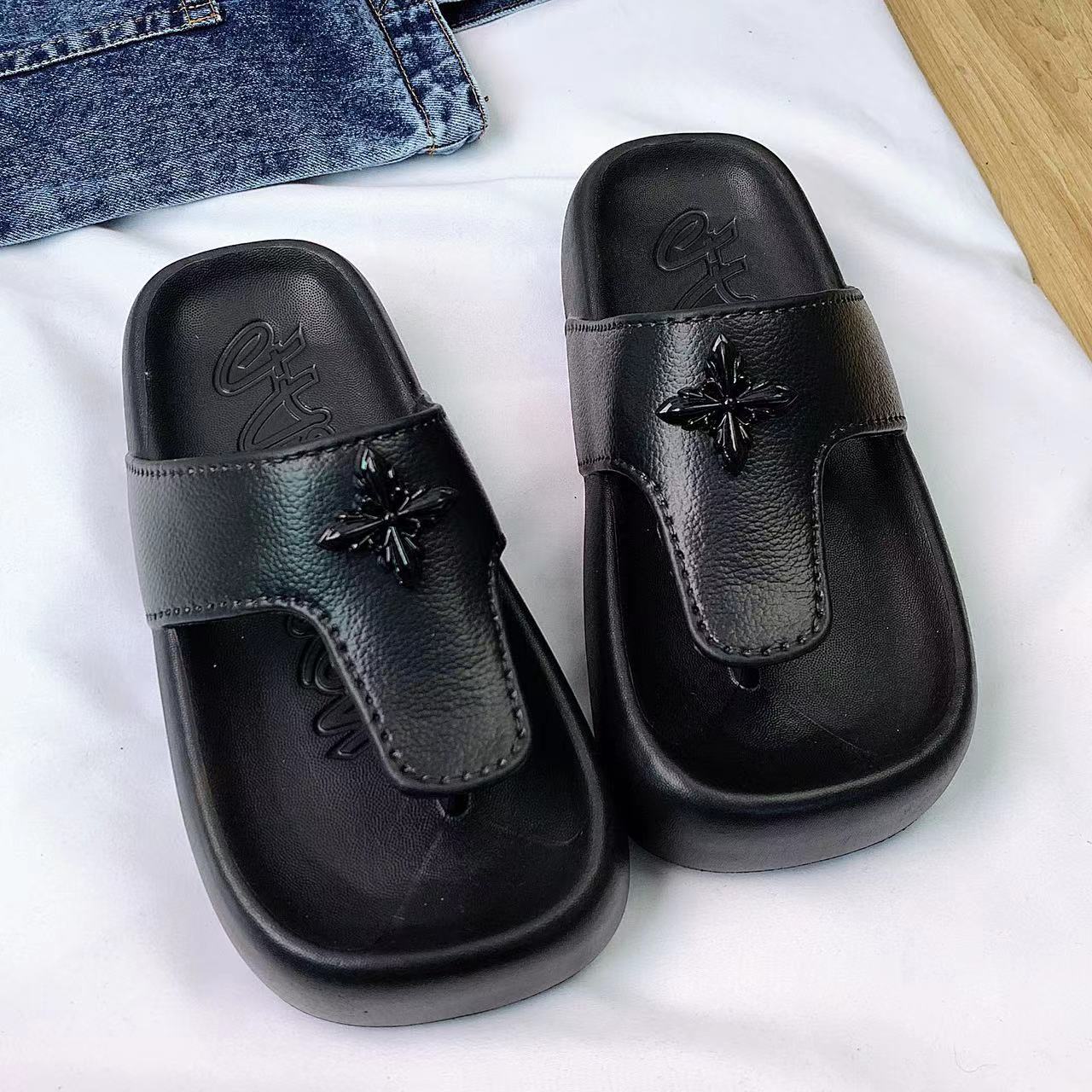 Damen Bequeme und stilvolle Sandalen mit breitem Riemen und dekorativem Akzent Fudus