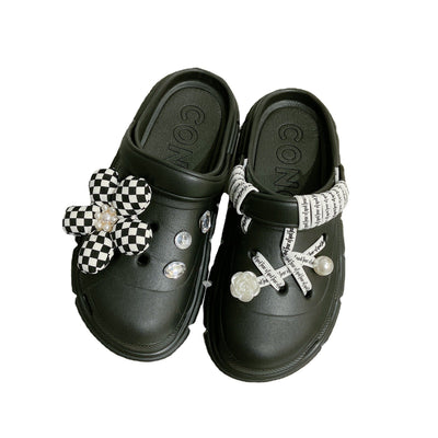 Damen Verspielte Clogs mit dekorativen Blumenapplikationen und verschiedenen Accessoires Fudus