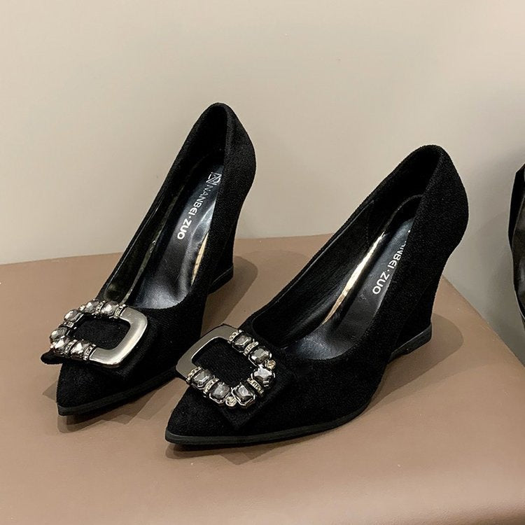Damen Wedge-Pumps mit luxuriösem Schmuckdetail und elegantem Design Fudus