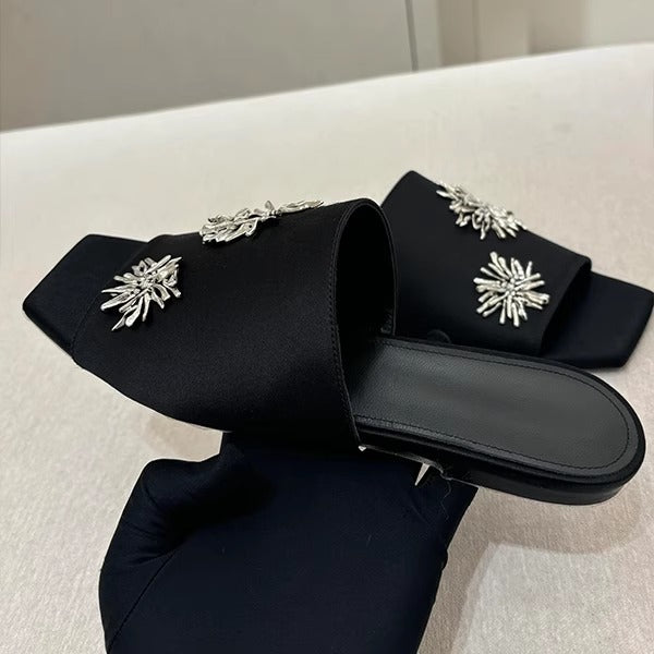 Damen Elegante Pantoletten mit schimmernden Blütenapplikationen Fudus