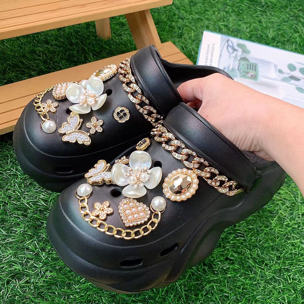 Damen Glamouröse Clogs mit funkelnden Schmuckdetails und hochwertiger Verarbeitung Fudus