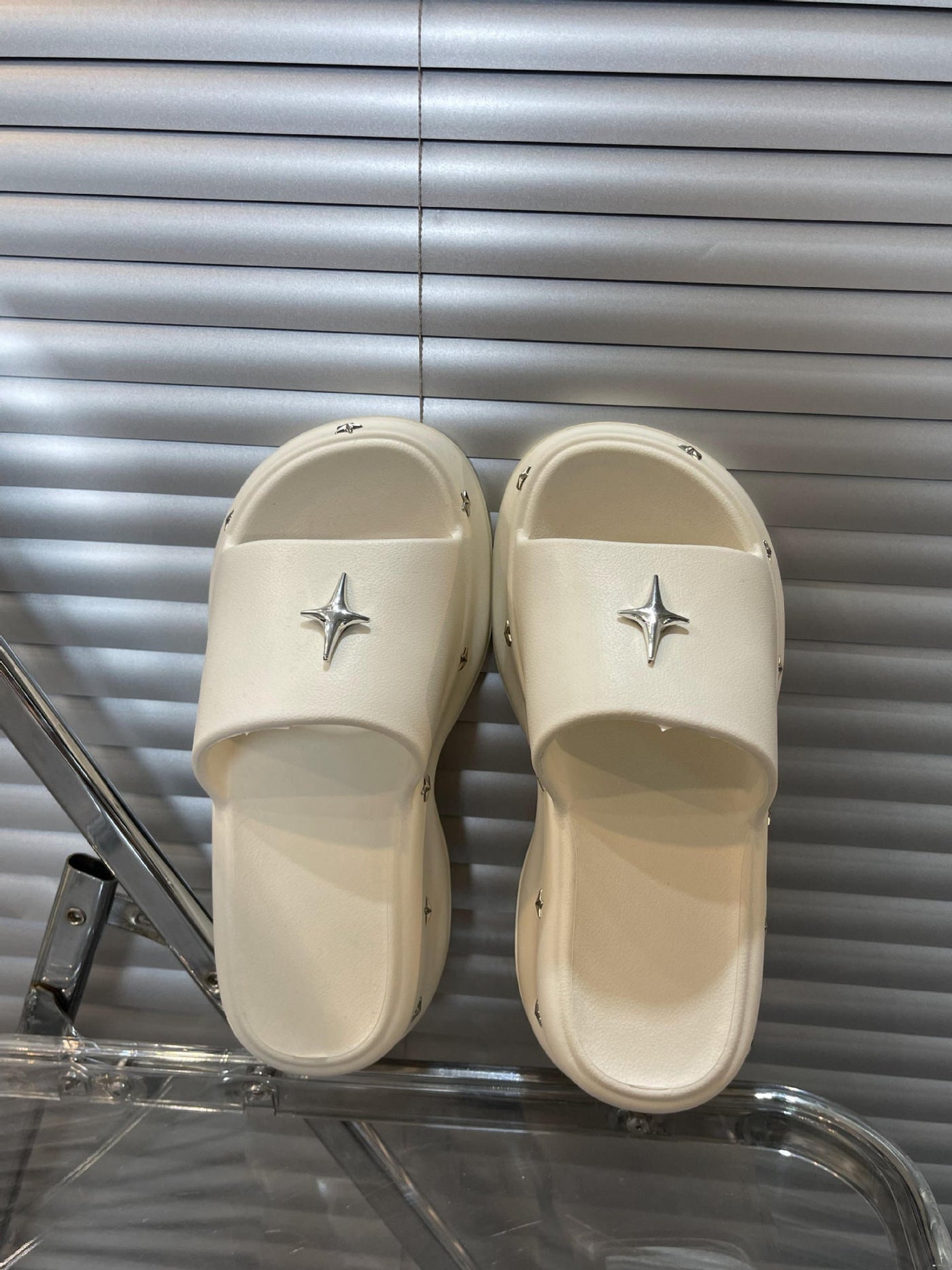 Damen Luxuriöse Slides mit edelem Schmuckdetail Fudus