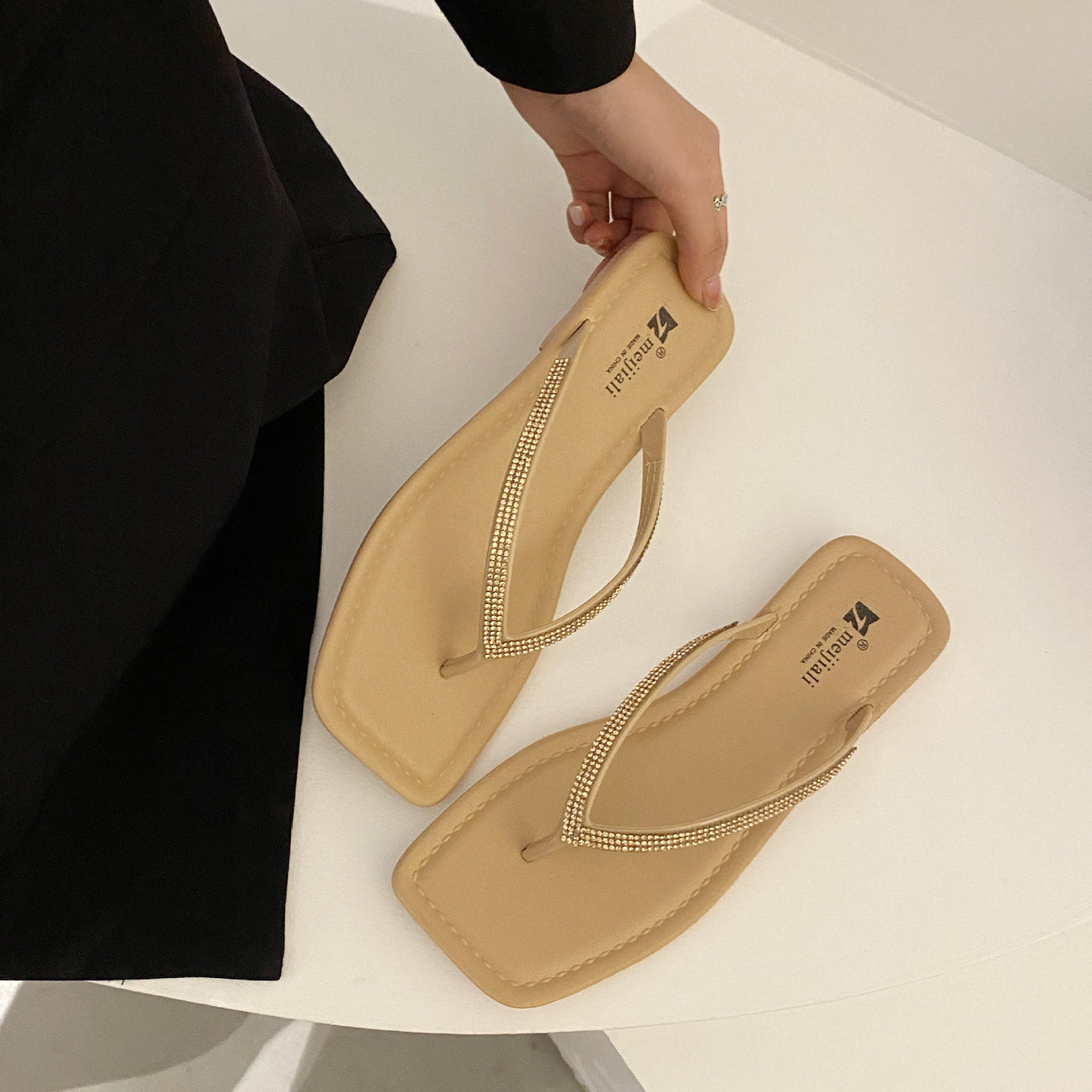 Damen Elegante Zehentrenner mit glitzernden Akzenten Fudus