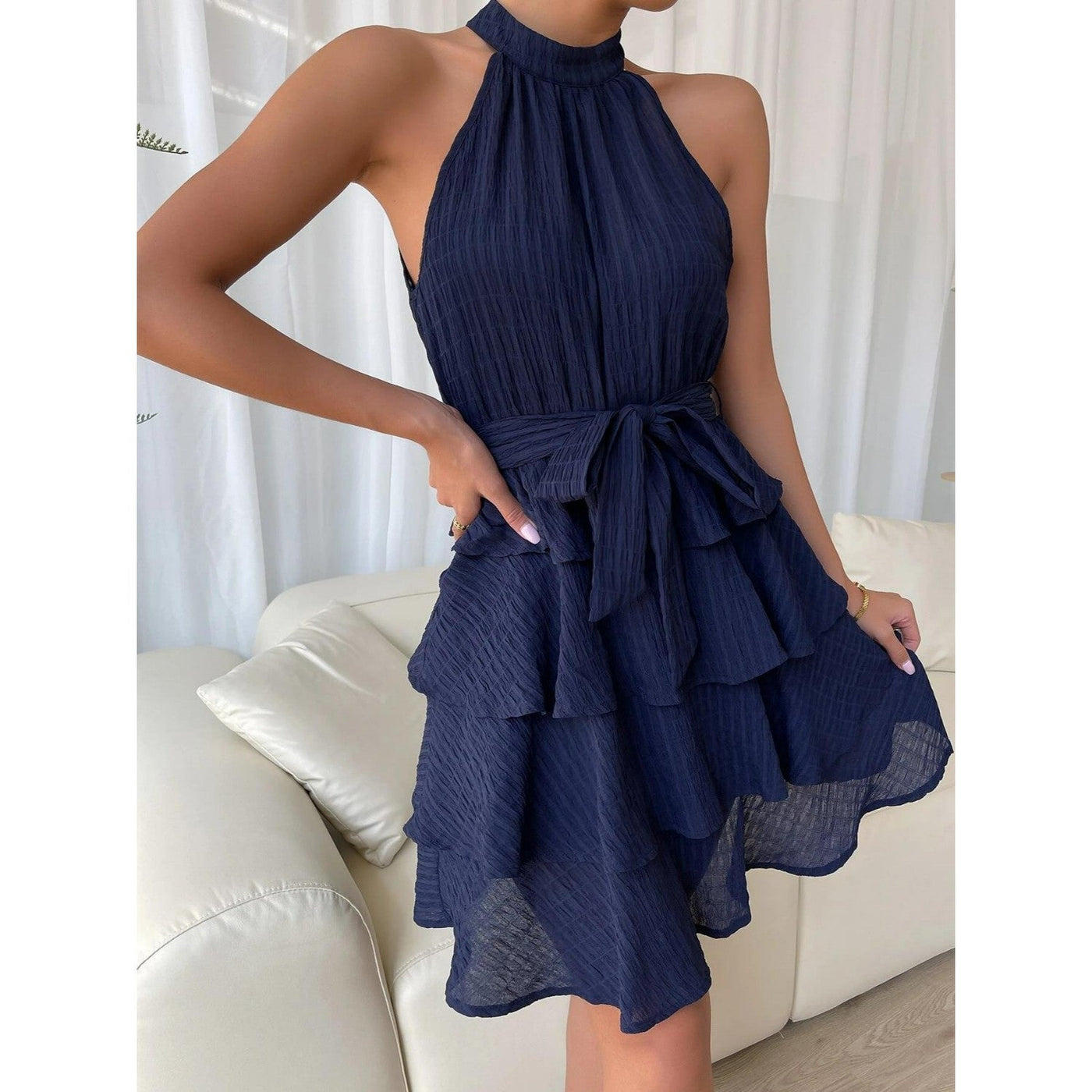 Engeltraud™ | Boho Minikleid mit Volants – Rückenfrei, Halterneck & Taillengürtel für Sommer & Festival