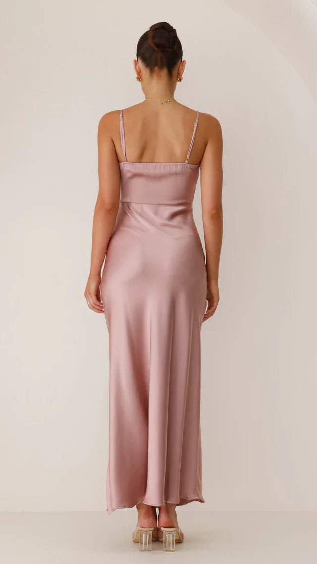 Sommerkleid aus Satin mit hohem Schlitz – Figurbetont & Elegant