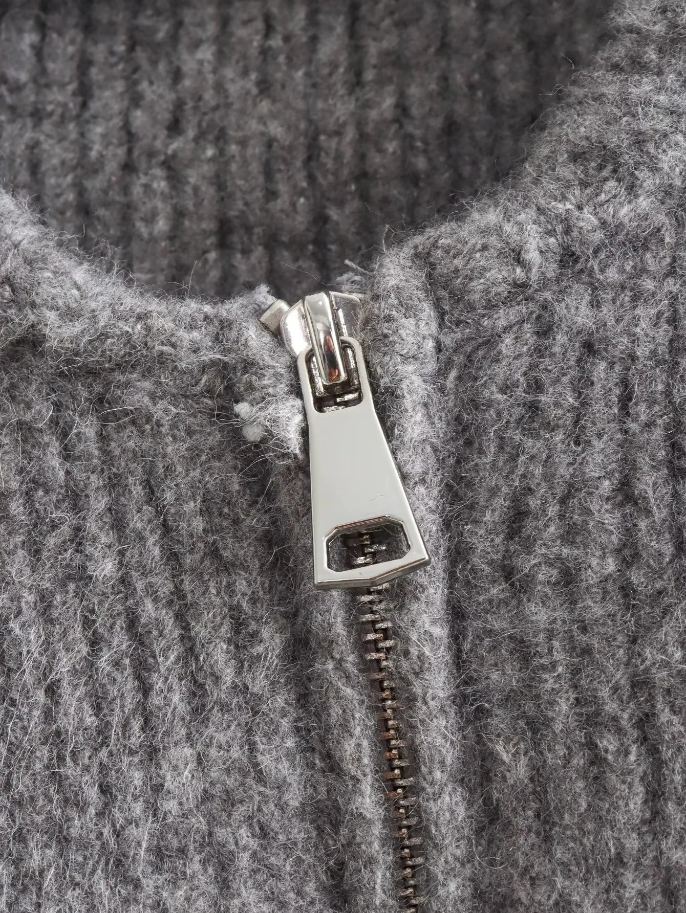 Lorna | Gerippte Rundhals-Strickjacke mit Reißverschluss