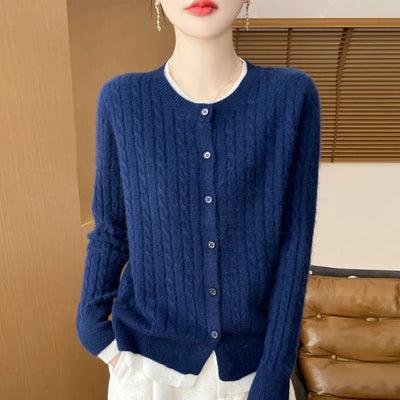 Strickjacke mit Zopfmuster | Klassischer Chic & Knopfverschluss