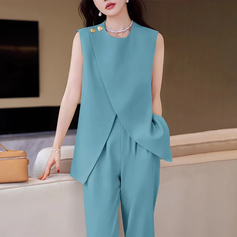 Ärmelloses Set mit Wickeloptik | Zierknöpfe | Schlichte Eleganz