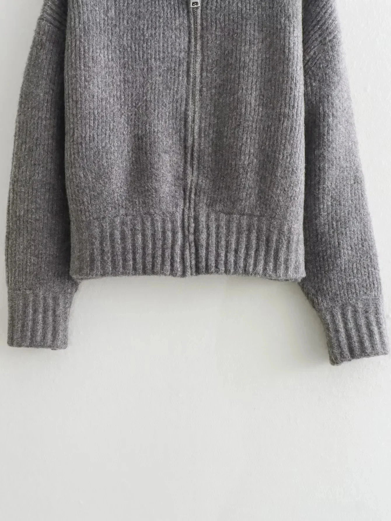 Lorna | Gerippte Rundhals-Strickjacke mit Reißverschluss