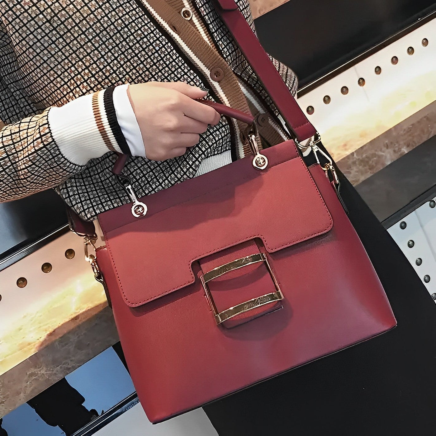 Elegante Handtasche | Zweifarbiger Look | Statement-Schnalle